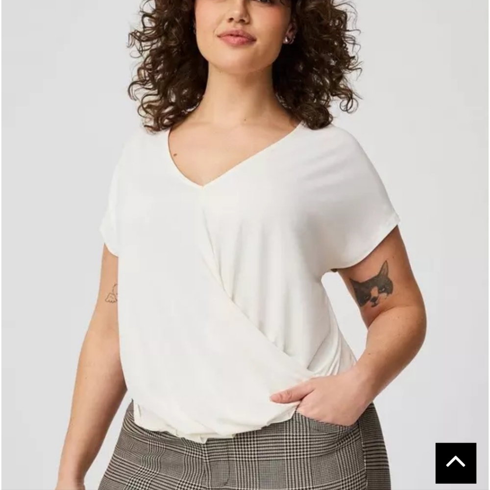TORRID Twisted V Neck Tee - Cloud Dancer 1XL